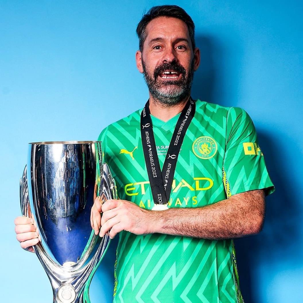 PurelyFootball's tweet photo. 🏴󠁧󠁢󠁥󠁮󠁧󠁿 Scott Carson for Manchester City:

🏆 3 x Premier League
🏆 1 X Champions League
🏆 1 x FA Cup
🏆 2 x League Cup
🏆 1 x Community Shield
🏆 1 x Super Cup 

He's only played 107 minutes for City. 

The best job in the world. 😅🧤 https://t.co/Abk8574ZtO