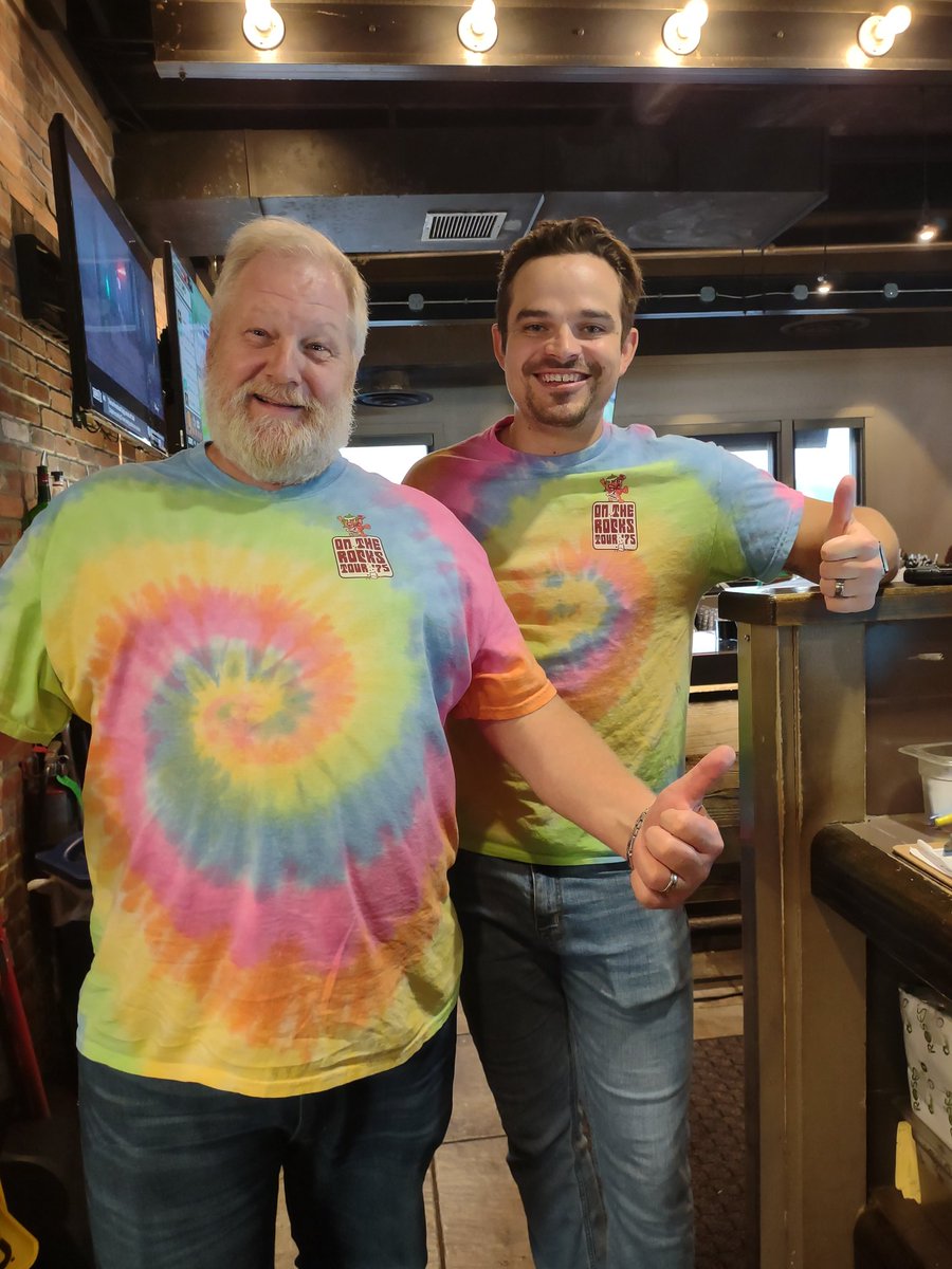 Cheyskye1620's tweet photo. Taking it back 🛼🎧and kicking it old school 📟📻 with our throw back tshirts 🌶️❤️🌻. @thealexherbert @stevethomas66 @BrianAdkins1
@rebekahh04  #chilislove #culturecalander #cgc https://t.co/TrFbr0DddX