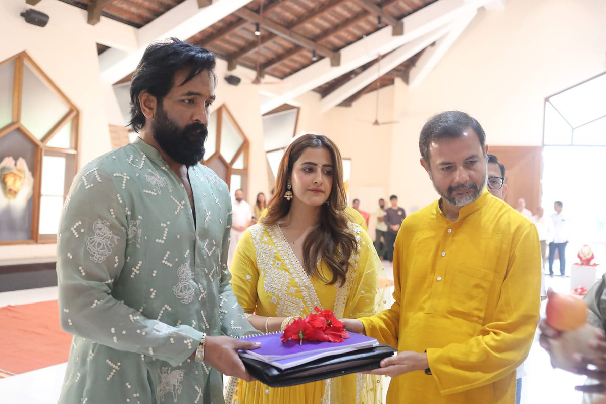 cinejosh's tweet image. Hero @iVishnuManchu unveils his dream project #Kannappa

Produced by the iconic @themohanbabu garu, directed by #MukeshKumarSingh.

#VishnuManchu @NupurSanon
 #KannappaATrueEpicTale @avaentertainment 
@24FramesFactory