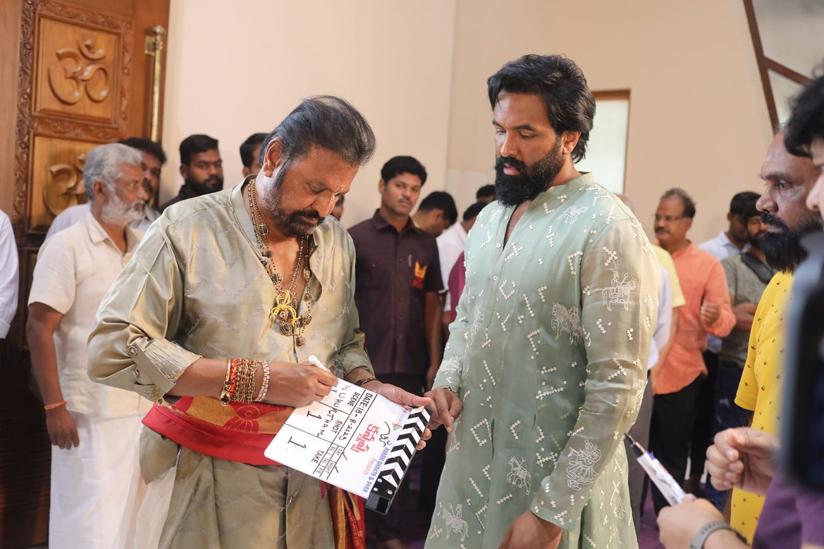 cinejosh's tweet image. Hero @iVishnuManchu unveils his dream project #Kannappa

Produced by the iconic @themohanbabu garu, directed by #MukeshKumarSingh.

#VishnuManchu @NupurSanon
 #KannappaATrueEpicTale @avaentertainment 
@24FramesFactory