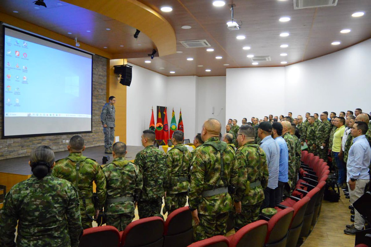 Ejercito_Div8's tweet photo. En cabeza del señor mayor general #GeneralBenavides, comandante del Comando Conjunto Estratégico de Transición @CCOETFFMM, a esta hora las unidades de la #OctavaDivisión y Comando Conjunto de Oriente, reciben capacitación en temas de Pedagogía para La Paz.
#AportamosALaPaz https://t.co/M2745EtIRR