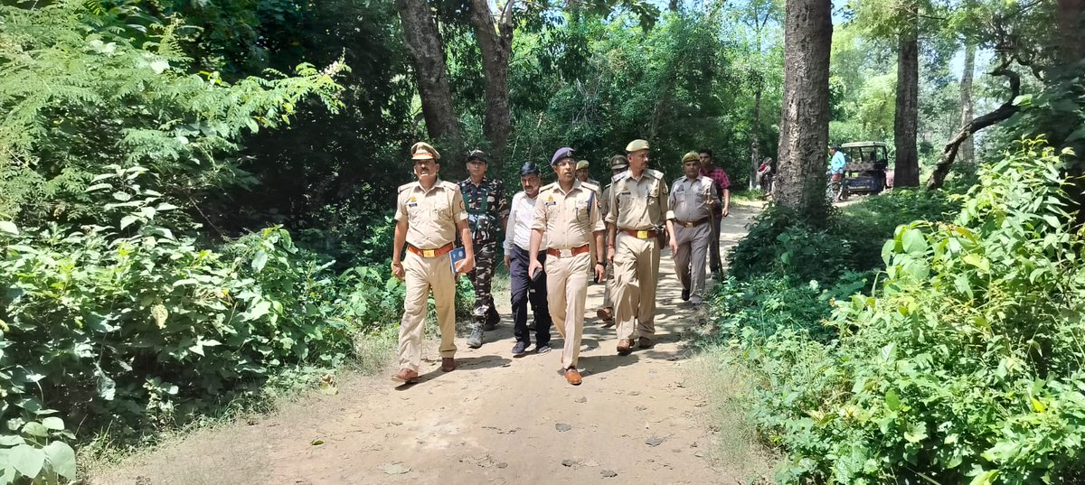 KHERI POLICE (@kheripolice) on Twitter photo सुरक्षा-व्यवस्था के दृष्टिगत #SPKheri <a href="/GaneshPdSaha/">Ganesh prasad saha</a> द्वारा थाना चंदनचौकी क्षेत्रान्तर्गत इंडो नेपाल बॉर्डर पर आवागमन के मार्गों पर पैदल गश्त किया गया तथा कवच आउट पोस्ट सहित अन्य चेक पोस्ट का निरीक्षण कर सुरक्षाकर्मियों को आवश्यक दिशा निर्देश दिए गए। सुरक्षा-व्यवस्था के दृष्टिगत #SPKheri <a href="/GaneshPdSaha/">Ganesh prasad saha</a> द्वारा थाना चंदनचौकी क्षेत्रान्तर्गत इंडो नेपाल बॉर्डर पर आवागमन के मार्गों पर पैदल गश्त किया गया तथा कवच आउट पोस्ट सहित अन्य चेक पोस्ट का निरीक्षण कर सुरक्षाकर्मियों को आवश्यक दिशा निर्देश दिए गए।