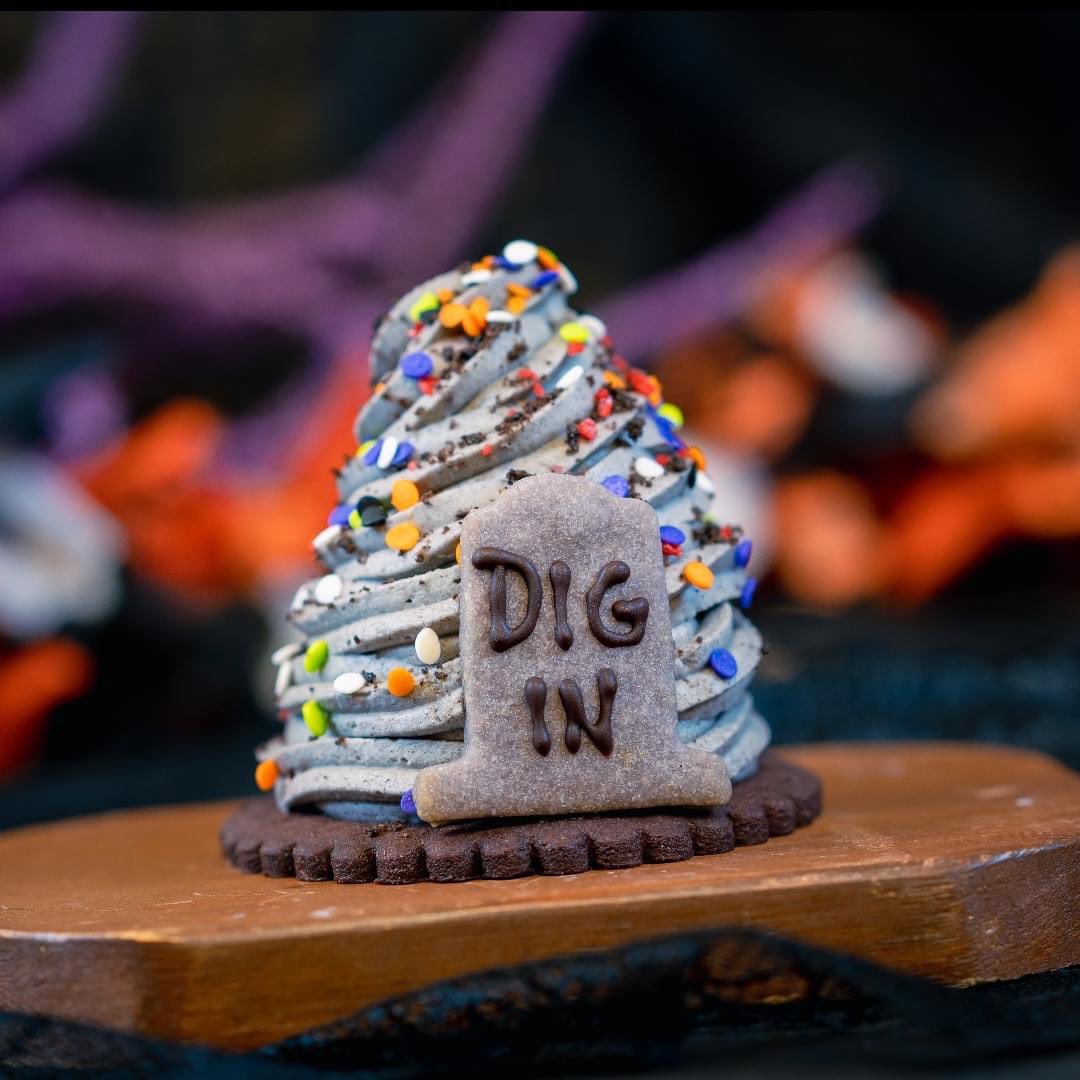aperfectpumpkin's tweet photo. The Halloween food coming to Disney Land 😍 https://t.co/8KnTQM1WmS