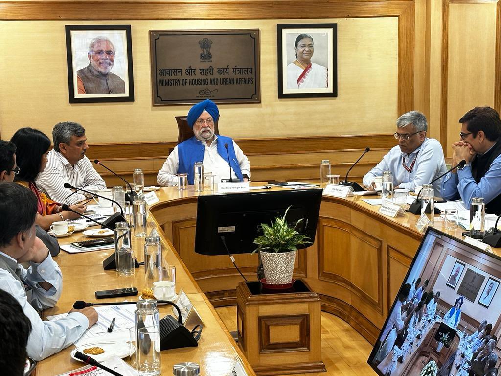 Productive meet on PM's #GOBARdhan initiative led by Hon'ble Minister MoHUA & #MoPNG Shri @HardeepSPuri, discussing #WastetoWealth. Excited about 500 new Waste to Wealth plants incl. 200 #CBG plants, 75 urban & 300 community-based plants, with an investment of ₹10,000 cr.