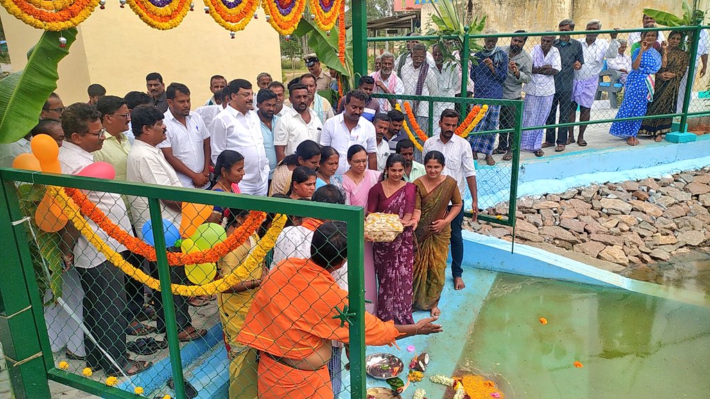 TPMalavalli's tweet photo. ಮಳವಳ್ಳಿ ತಾಲ್ಲೂಕಿನ ತಳಗವಾದಿ ಗ್ರಾಮ ಪಂಚಾಯತಿ ವ್ಯಾಪ್ತಿಯ ಟಿ.ಕಾಗೇಪುರ ಗ್ರಾಮದಲ್ಲಿ ನರೇಗಾ ಯೋಜನೆಯಡಿ ನಿರ್ಮಾಣಗೊಂಡ ಕ್ಯಾತಮ್ಮನಕಟ್ಟೆ ಅಮೃತ ಸರೋವರವನ್ನ ಮಾಜಿ ಸಚಿವರು ಹಾಗೂ ಶಾಸಕರಾದ ಪಿ.ಎಂ.ನರೇಂದ್ರಸ್ವಾಮಿ ರವರು ಟೇಪ್ ಕಟ್ ಮಾಡಿ, ಶಿಲಾಫಲಕ ಅನಾವರಣ ಮಾಡುವ ಮೂಲಕ ಉದ್ಘಾಟನೆ ಮಾಡಿದರು.@MgnregsK @ZP_Mandya @pm_narendra https://t.co/Lt31bPrnKQ