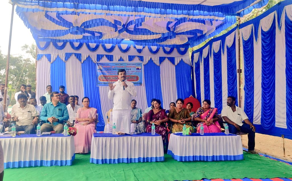 TPMalavalli's tweet photo. ಮಳವಳ್ಳಿ ತಾಲ್ಲೂಕಿನ ತಳಗವಾದಿ ಗ್ರಾಮ ಪಂಚಾಯತಿ ವ್ಯಾಪ್ತಿಯ ಟಿ.ಕಾಗೇಪುರ ಗ್ರಾಮದಲ್ಲಿ ನರೇಗಾ ಯೋಜನೆಯಡಿ ನಿರ್ಮಾಣಗೊಂಡ ಕ್ಯಾತಮ್ಮನಕಟ್ಟೆ ಅಮೃತ ಸರೋವರವನ್ನ ಮಾಜಿ ಸಚಿವರು ಹಾಗೂ ಶಾಸಕರಾದ ಪಿ.ಎಂ.ನರೇಂದ್ರಸ್ವಾಮಿ ರವರು ಟೇಪ್ ಕಟ್ ಮಾಡಿ, ಶಿಲಾಫಲಕ ಅನಾವರಣ ಮಾಡುವ ಮೂಲಕ ಉದ್ಘಾಟನೆ ಮಾಡಿದರು.@MgnregsK @ZP_Mandya @pm_narendra https://t.co/Lt31bPrnKQ