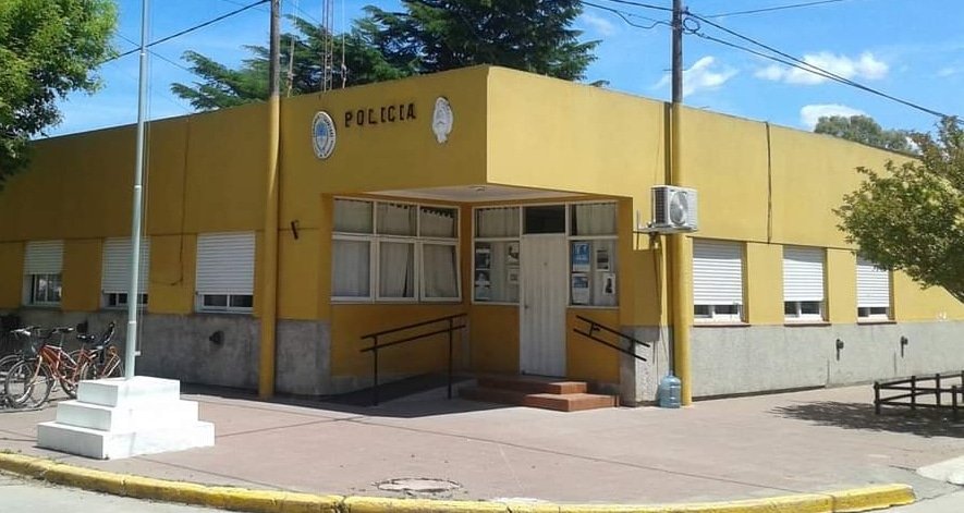 FMVIDA1035's tweet photo. 🚔 Aprehendieron al joven tapalquense que había robado en un comercio de nuestra ciudad

➡️ Fue capturado en la madrugada del jueves por personal de la Estación Comunal Tapalqué 

#FmVida #Policiales #Tapalqué https://t.co/Tu59ugHh5c