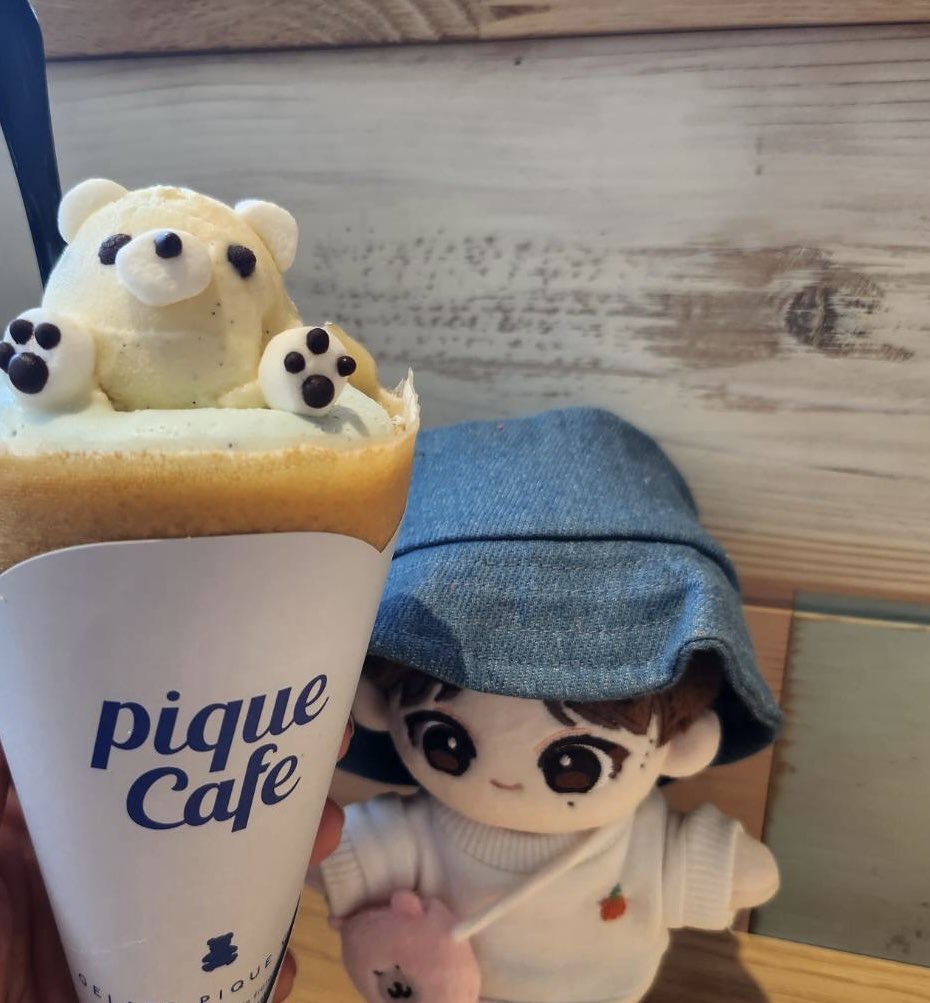 yukiccey's tweet photo. 食べたいのは他のクレープだったんだけど、絶対似合うと思ってオーダー🐻‍❄️🩵結果、美味しくて可愛くて満足満足🤍

#SEUNGKWAN #COOLBEAR https://t.co/q6Y3PmHxYp
