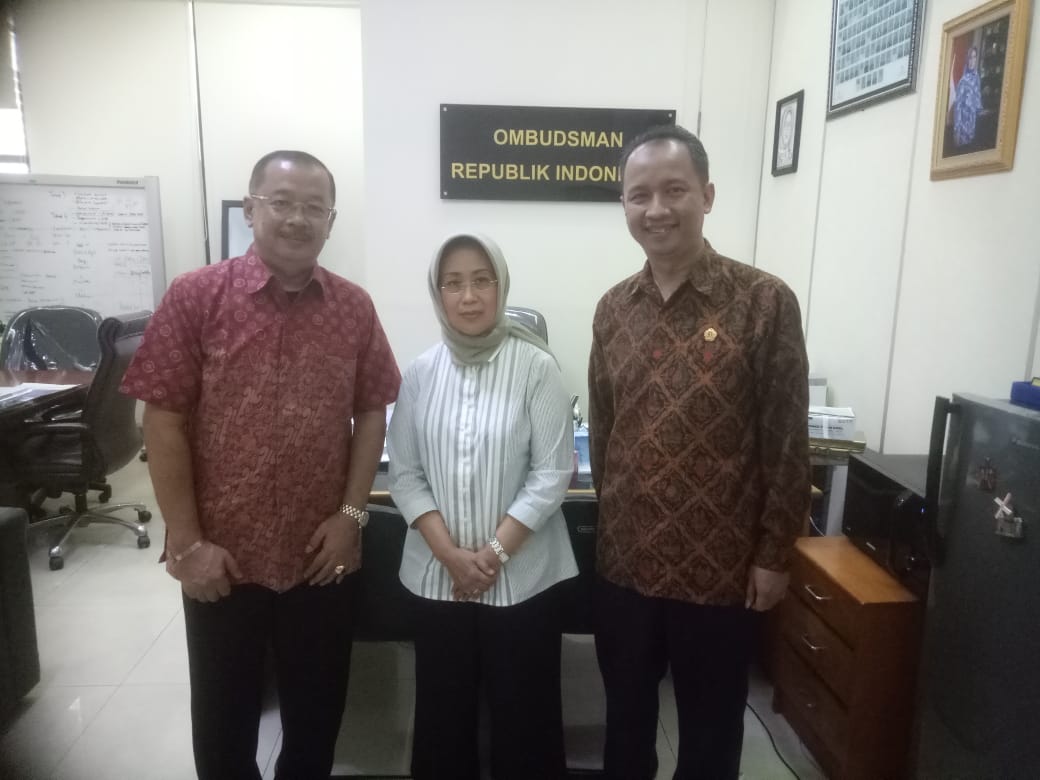 republik_co's tweet photo. @kimiafarmaind @hotmanParis @mohmahfudmd Sudah sebelas tahun kasus ini berlalu. Perjuangan Itop tidak berhenti. Hampir setiap tahun ia berjuang mengetuk pintu-pintu lembaga strategis untuk meminta dukungan atas tegaknya keadilan dan kepastian hukum.  #KezalimanBPJSKesehatan #KeadilanUntukItop https://t.co/IUIk2AoAQM