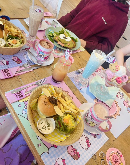 sanrio cafe was amaaaazing 😍 https://t.co/lcMmLerQgW