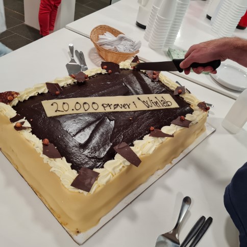 Milepæl nået🥇

Vi har udgivet genetiske svar på 20.000 patienter
(ikke prøver som kagen siger)! 
Denne enorme team-indsats fra både laboratoriet, kliniske akademikere, funktionsledere, sekretærer og alle andre skal selvfølgelig fejres!