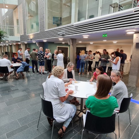moma_dk's tweet photo. Milepæl nået🥇

Vi har udgivet genetiske svar på 20.000 patienter
(ikke prøver som kagen siger)! 
Denne enorme team-indsats fra både laboratoriet, kliniske akademikere, funktionsledere, sekretærer og alle andre skal selvfølgelig fejres! https://t.co/5cA5MITSdt