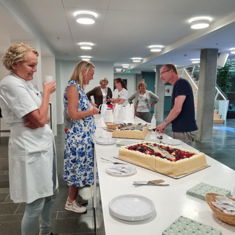 moma_dk's tweet photo. Milepæl nået🥇

Vi har udgivet genetiske svar på 20.000 patienter
(ikke prøver som kagen siger)! 
Denne enorme team-indsats fra både laboratoriet, kliniske akademikere, funktionsledere, sekretærer og alle andre skal selvfølgelig fejres! https://t.co/5cA5MITSdt