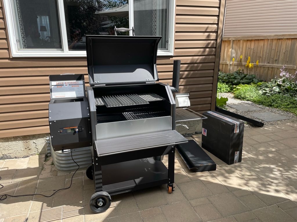 barbecuesgalore's tweet image. 1070 square inches of cooking space. Now that’s smokin’. 
This Yoder YS640S pellet grill is one of many Yoder Smokers on display in every one of our stores. #yodersmoker #yodernation