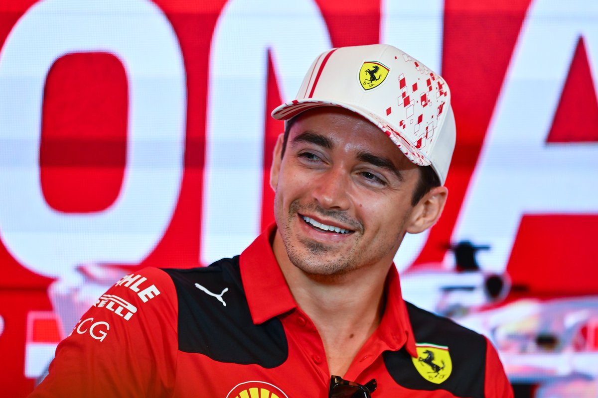 F1's tweet photo. Gissa smile, lads! 😍

#WorldPhotoDay 📸 #F1 https://t.co/TzWlUVQ6Id