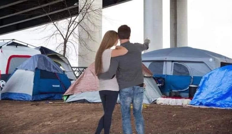 Aqui podemos ver um jovem casal, em Lisboa, à procura de um belo T0 para começarem a vida a dois. ❤️