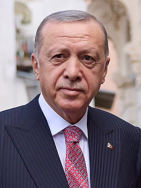 bpthaber's tweet photo. #SONDAKİKA | Cumhurbaşkanı Erdoğan, üniversite öğrencilerinin 1 defaya mahsus vergisiz telefon ve bilgisayar almasını sağlayacak uygulama için talimat verdi.

Açık öğretim, yüksek lisans ve doktora öğrencilerini kapsamayacak. 

50 bin TL'lik telefon 25 bin TL'den alınabilecek. https://t.co/99h0hHl3Ar