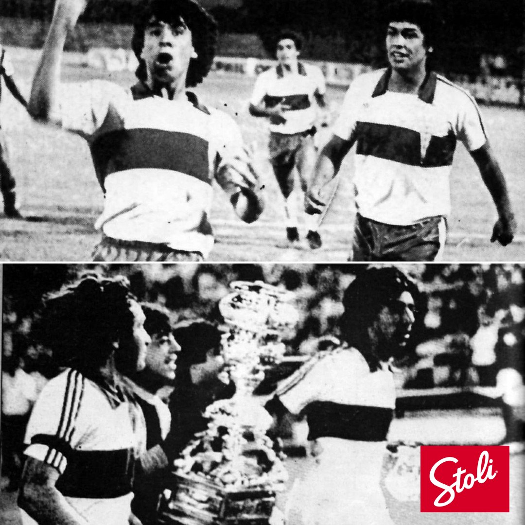 Cruzados's tweet photo. ¡Triunfo sobre @FCBarcelona! ⚪🔵

En un día como hoy en 1984, #LosCruzados se coronaron campeones del 🏆 amistoso "Ciudad de Palma" en 🇪🇸, venciendo 3-2 al cuadro catalán.

⚽ Osvaldo "Arica" Hurtado
⚽ Jorge "Mortero" Aravena ✖️2️⃣
⁣
#EfemérideCruzada #EfemérideStoli https://t.co/LoQBBWv0Qh