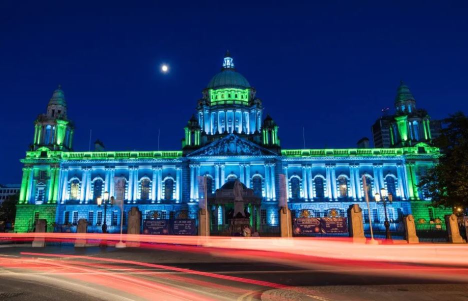 Belfast City Council (@belfastcc) on Twitter photo Seo Halla na Cathrach lasta glas agus dúghorm ón cheiliúradh ar 130 bliain de <a href="/CnaG/">Conradh na Gaeilge ⭕️</a> ar na mallaibh.
Is breá linn bhur ngrianghraif a fheiceáil de Halla na Cathrach lasta i ndathanna éagsúla.
Roinnigí bhur bpictiúir linn ag baint úsáide as #BelfastLightsAtNight
<a href="/ForasnaGaeilge/">Foras na Gaeilge</a> Seo Halla na Cathrach lasta glas agus dúghorm ón cheiliúradh ar 130 bliain de <a href="/CnaG/">Conradh na Gaeilge ⭕️</a> ar na mallaibh.
Is breá linn bhur ngrianghraif a fheiceáil de Halla na Cathrach lasta i ndathanna éagsúla.
Roinnigí bhur bpictiúir linn ag baint úsáide as #BelfastLightsAtNight
<a href="/ForasnaGaeilge/">Foras na Gaeilge</a>