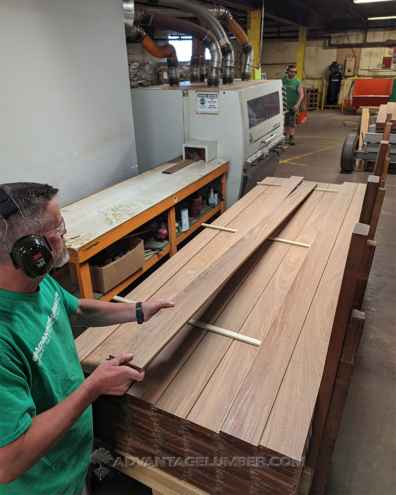advantagelumber's tweet photo. Larry and Jeff in our #BuffaloNY #sawmill are finishing up this order of #Cumaru #RainscreenSiding.
https://t.co/cWMhnVPMeD
#siding #rainscreen #woodsiding #hardwoodsiding #cumarusiding #lumbermill https://t.co/Iex2MerSCt