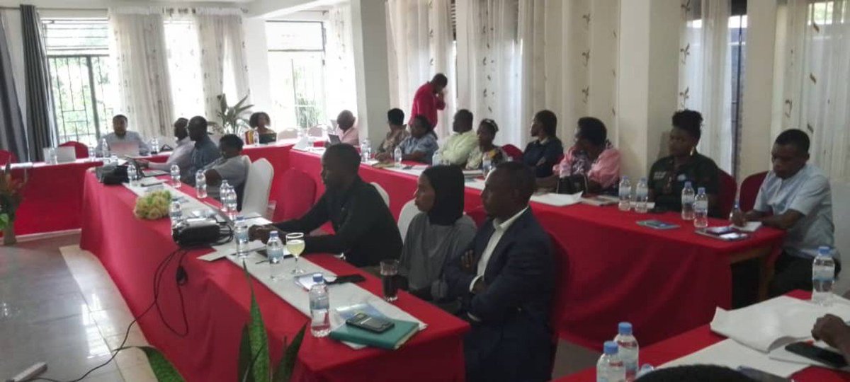 KarongiDistr's tweet photo. Umunyamabanga Nshingwabikorwa w'Akarere ka Karongi Bwana KARANGWA James yafunguye ku mugaragaro inama y'umunsi umwe ihuje Akarere, Intumwa za @statisticsRW n'afatanyabikorwa babo barimo intumwa za UK Statistics , iza  @CivilSocietyRW n'abandi. https://t.co/EGj9fSGIPP