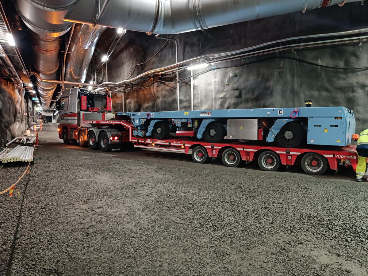 The AGV platform to be installed in ONKALO® is a moving carriage and “runner” that can lift and transport loads of up to 50 tonnes. 🏋The electrically powered, remote-controlled platform has a maximum speed of 5 km/h. 👉 Read more: posiva.fi/en/index/news/…
 #WeHaveaSolution