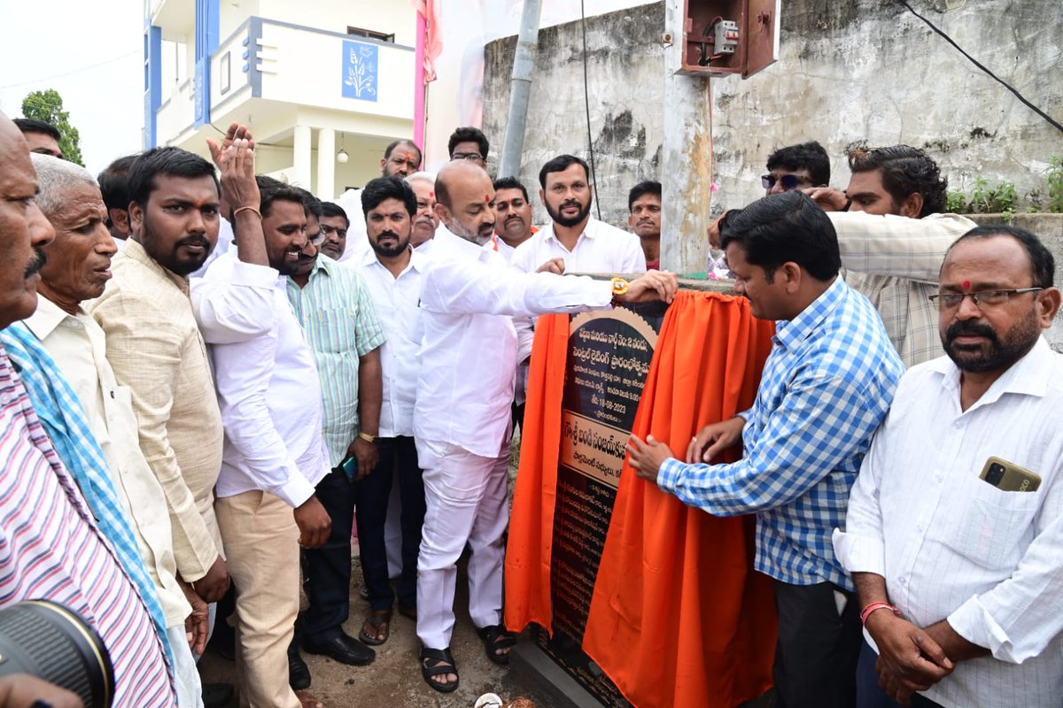 bandisanjay_bjp's tweet photo. కరీంనగర్ లోని 48వ డివిజన్లో ఎంపీ నిధులతో చేపట్టనున్న అభివృద్ధి పనులకు శంకుస్థాపన చేయడం జరిగింది.అనంతరం కొత్తపల్లి పురపాలక సంఘంలోని 8 వార్డుల్లో 9 కూడళ్ళ వద్ద &amp; కొత్తపల్లి మండలంలోని 10 గ్రామాల్లో 12 కూడళ్లల్లో ఎంపి నిధుల ద్వారా ఏర్పాటు చేసిన సెంట్రల్ లైట్లను ప్రారంభించడం జరిగింది. https://t.co/t9YSaZQHG3