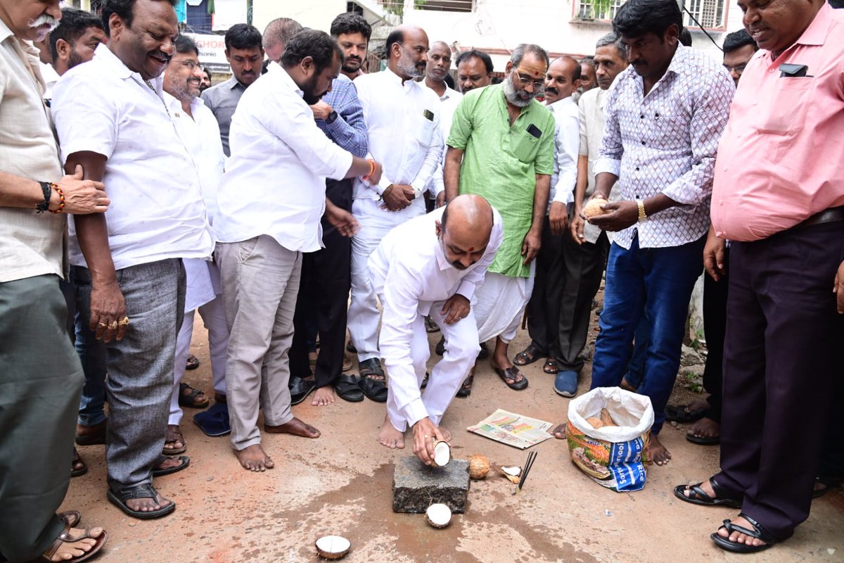 bandisanjay_bjp's tweet photo. కరీంనగర్ లోని 48వ డివిజన్లో ఎంపీ నిధులతో చేపట్టనున్న అభివృద్ధి పనులకు శంకుస్థాపన చేయడం జరిగింది.అనంతరం కొత్తపల్లి పురపాలక సంఘంలోని 8 వార్డుల్లో 9 కూడళ్ళ వద్ద &amp; కొత్తపల్లి మండలంలోని 10 గ్రామాల్లో 12 కూడళ్లల్లో ఎంపి నిధుల ద్వారా ఏర్పాటు చేసిన సెంట్రల్ లైట్లను ప్రారంభించడం జరిగింది. https://t.co/t9YSaZQHG3