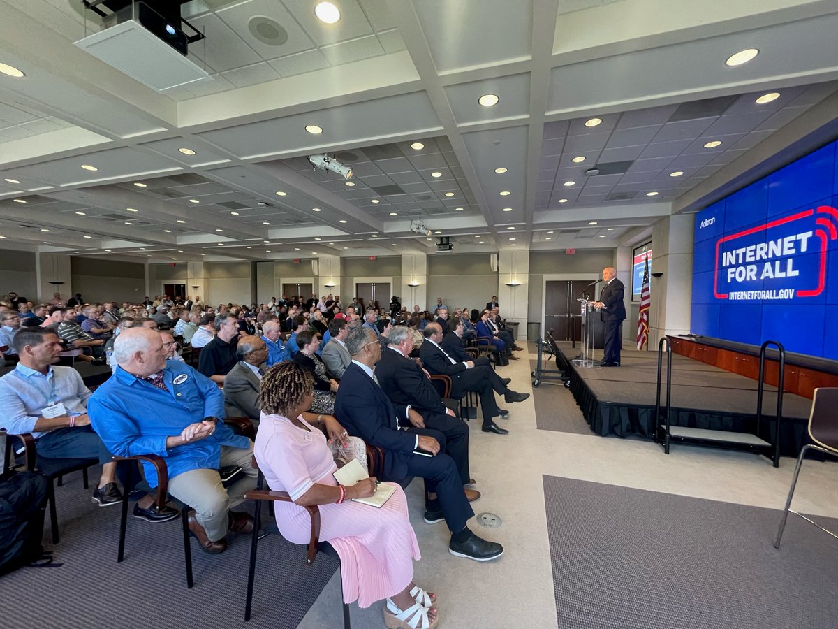 This week, @Adtran announced the expansion of advanced telecommunications equipment manufacturing at its state-of-the-art facility in Cummings Research Park. The $5 million investment will create up to 300 new jobs in Alabama. READ MORE: ow.ly/F1Tc50PAo52