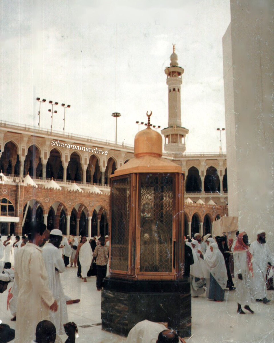 muslimmakkah's tweet photo. صورة نادرة تم التقاطها في صحن #الحرم_المكي وتظهر مقام إبراهيم وعلى يمين الصورة الستار خشبي أبيض حول #الكعبة_المشرفة أثناء ترميمها 

1417 - 1996 📸 https://t.co/FbFcZ1quD5