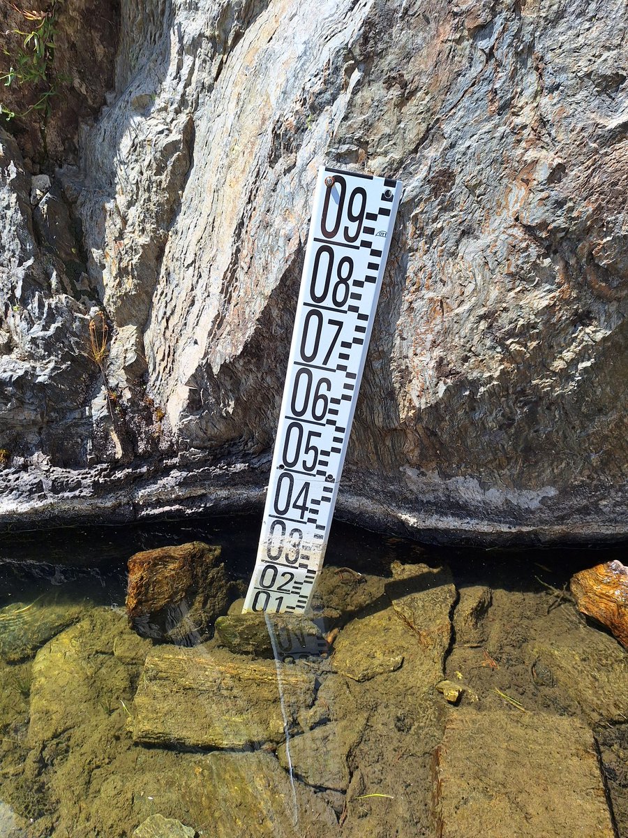 WhyNicolasWhy's tweet photo. La calibration des instruments du satellite SWOT passe par des mesures de terrain ! 🛰🏞📏

Tout le monde peut y contribuer en prenant en photo les règles placées dans certains lacs, ici les Camporells dans les Pyrénées par exemple, et en l'envoyant à @lakeobservation ! https://t.co/xbwstPG34p