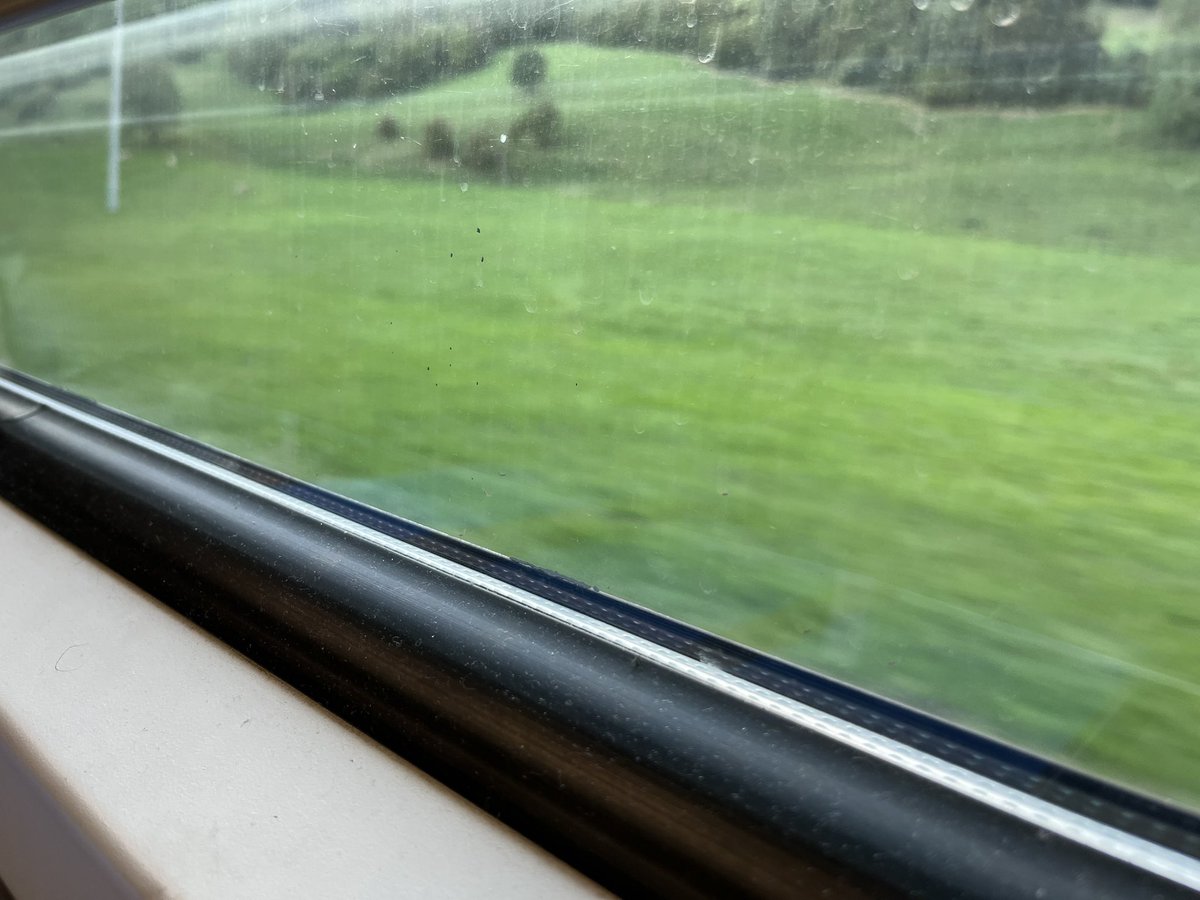 Hej liebe #SBB
Umleitung über die alte Linie zwischen Olten und Bern und 15 min Verspätung? Nennt die Strecke doch einfach Panoramalinie, dann tönt alles nur halb so schlimm oder funktioniert das nur am Gotthard? 😏. <a href="/RailService/">RailService SBB CFF FFS</a> <a href="/railinfo_sbb/">🚧 Railinfo SBB 🚧</a>