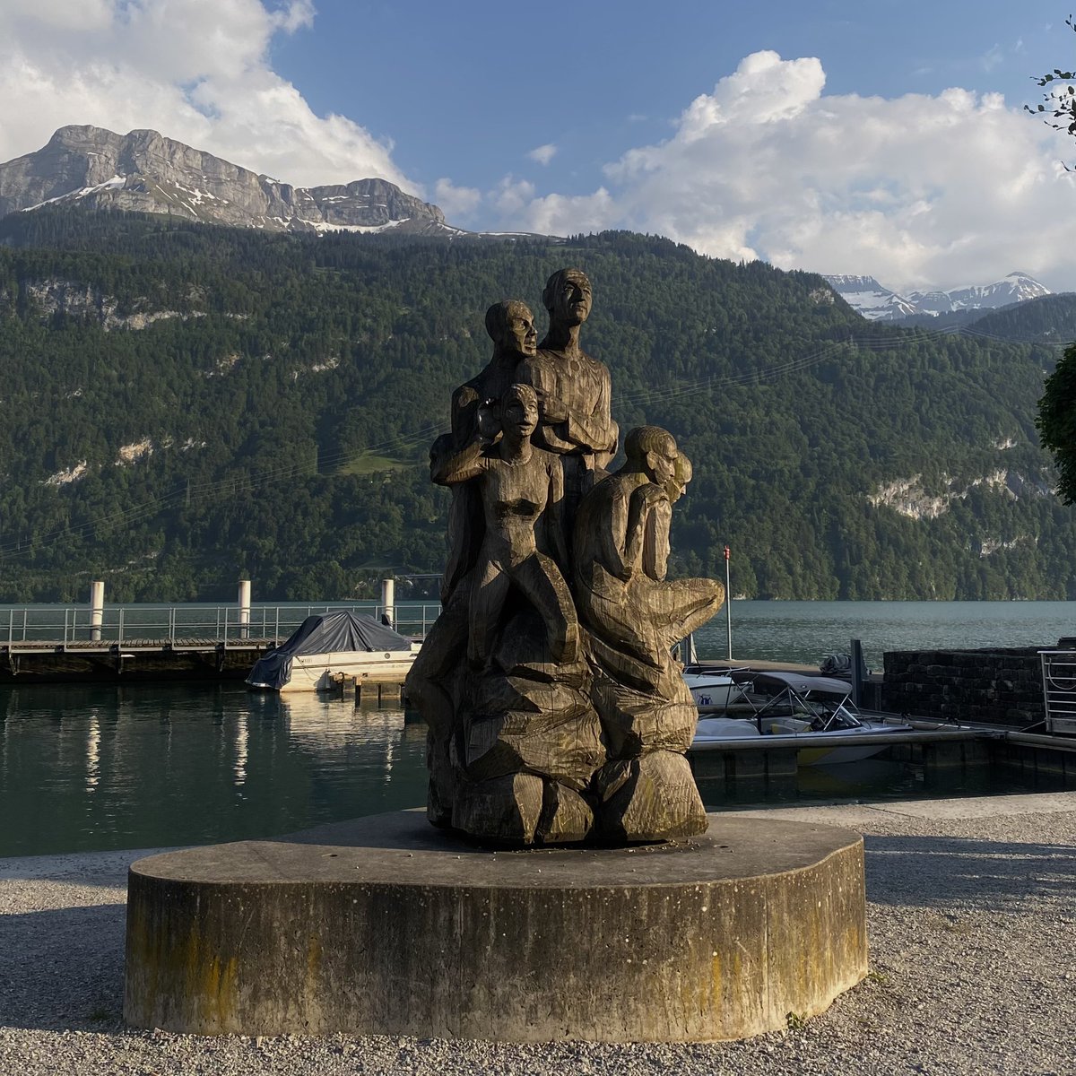noonnarinthip's tweet photo. lake brienz ที่ไม่มีนักท่องเที่ยวคือสวยมาก ชอบบรรยากาศที่คนไม่เยอะ เดินเล่น นั่งเล่นริมเลคคือสบายใจมาก วิวฮีลใจ อากาศดี ถ่ายรูปมุมไหนไม่ติดคนคือคอมพลีทแล้ว https://t.co/EPtSan9401