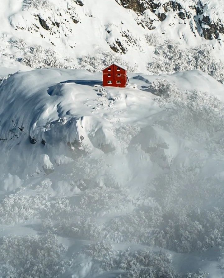 Refugio López en el cerro del mismo nombre. Bariloche, Río Negro. Invierno en la Patagonia.
📷 Alan Schwer