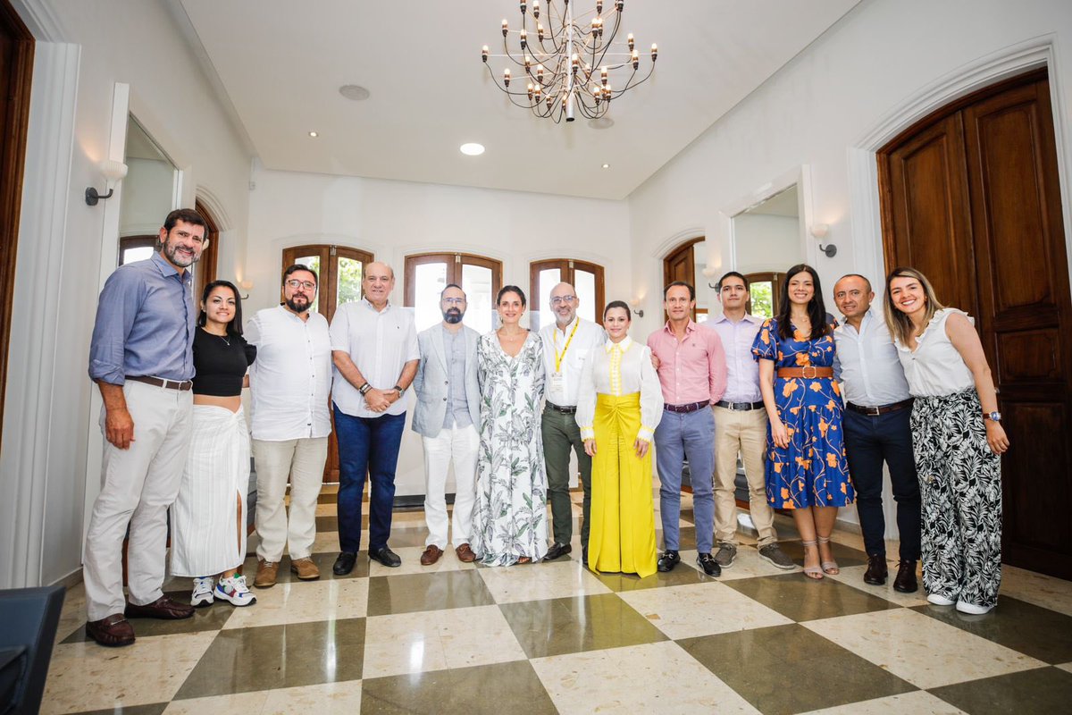 Productiva reunión con el Ministro de Minas y Energía, <a href="/andrescamachom_/">Andrés Camacho M.</a>, donde sostuvimos una conversación constructiva sobre los temas relevantes del sector. Los grandes resultados se obtienen en un trabajo público-privado alineado ⚡️ ¡Gracias Ministro!