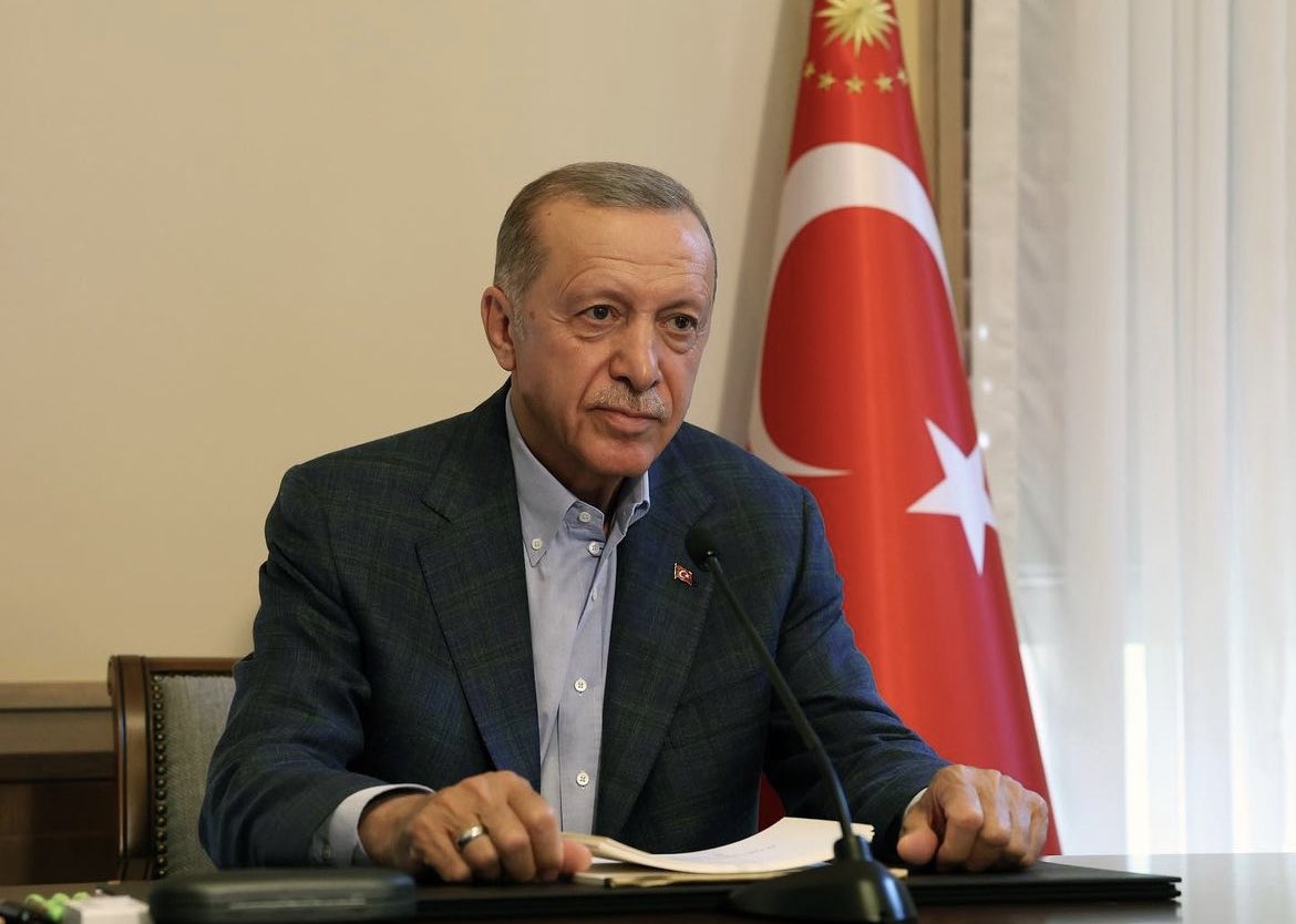 bosunatiklama's tweet photo. SON DAKİKA: Cumhurbaşkanı Erdoğan, üniversite öğrencilerinin 1 defaya mahsus vergisiz telefon ve bilgisayar almasını sağlayacak uygulama için talimat verdi.

50.000 TL'lik telefon 25.000 TL'den alınabilecek. https://t.co/L0ZCkFiev2