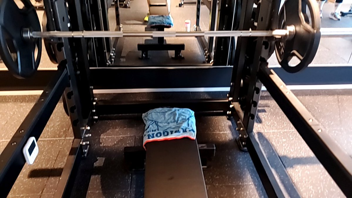 久しぶりに走ったら、まあまあしんどかったです。

というのも言い訳します(笑)
筋トレがチョコザップの時よりもベリーハードで、体中、筋肉痛で走ってました。

ハァハァよりも、足が痛かった。
時間の都合上2キロ、13分で切り上げました。時速9.5キロ

チョコザップよりも走りやすいこのトレッドミル