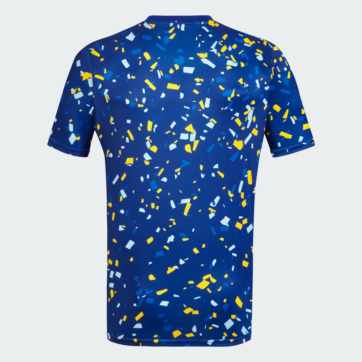 La nueva camiseta de calentamiento de Boca 23-24 de espalda.