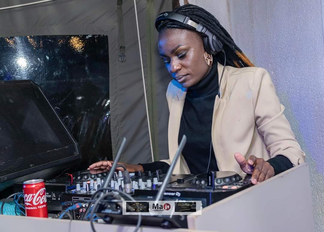 mosoma_masesi's tweet photo. Dj Mas-Lady At It🫴🫴🫴
Women's Month 2hour Driver with Mas-Lady was a success nd went well for me❤️❤️😭
#deephousemusic
#deephouse
#maslady
#femaledjs
#deephouse
#housemusic
#RememberShe
#WomensMonth2023 https://t.co/jlBLH55KVu
