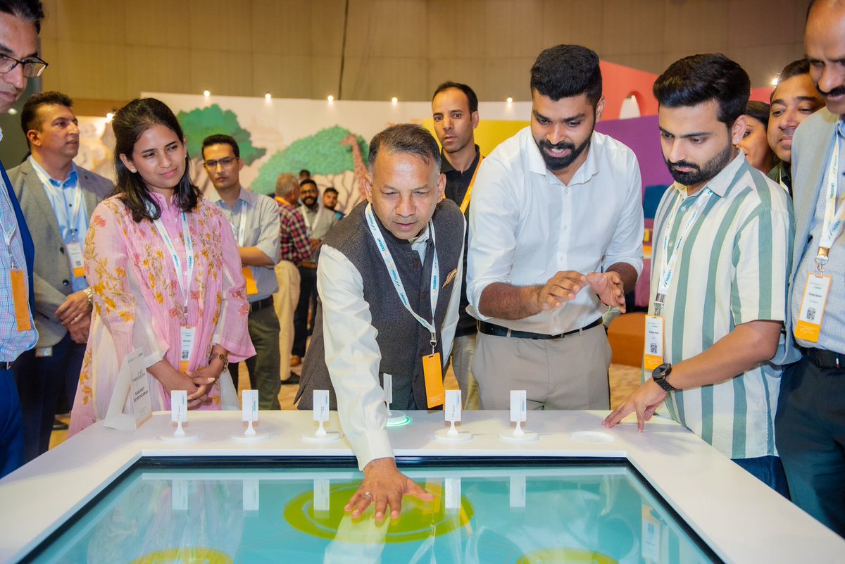 TridentGroupGLB's tweet photo. Caught a glimpse of our dealers diving into the beauty of myTrident collection. Grateful for these connections that bring passion to our brand.
#tridentgroup #mytrident #tridentassociatemeet2023 #farmtofashion #myloveforhome #homedecor #paper #luxurylifestyle #tridentpaper https://t.co/3AjHhHTKlA