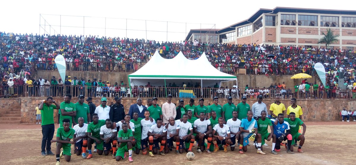 GISAGARAYEGO's tweet photo. #GreenAmayaga
None kuwa 18.08.2023
Kuri stade ya Ndora hari gusozwa Amarushanwa y'umupira w'amaguru uri guhuza ikipe ya #Ndora ihagarariye akarere ka #Gisagara n'ikipe ya #Rugarika ihagarariye Akarere ka Kamonyi Aya marushanwa yateguwe na @REMA_Rwanda. K'ubufatanye na #Apefa https://t.co/8ObIhAGWxj