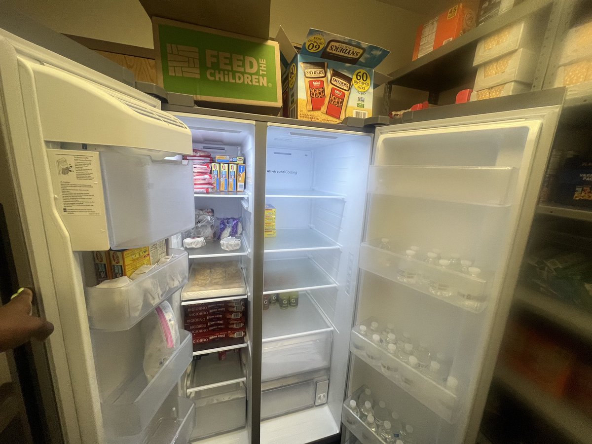 apssocialworker's tweet image. #Partnerships help #APSSocialWorkers address gaps in needs like food &amp;amp; clothing! Shout out to @OldNavy for helping build the clothing closet at @APSsatlanta! Thank you @OperationFeed + NAHS Foundation for restocking NAHS Food Pantry!
📸 Food Pantry Capture-Dr. Thomas #nobarriers