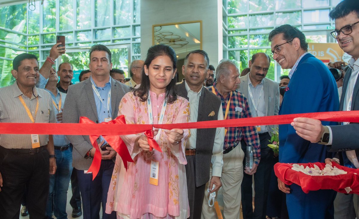 myTRIDENThome's tweet photo. Caught a glimpse of our dealers diving into the beauty of myTrident collection. Grateful for these connections that bring passion to our brand.
#tridentgroup #mytrident #tridentassociatemeet2023 #farmtofashion #myloveforhome #homedecor #tam2023 #luxurylifestyle #tridentpaper https://t.co/qzDZ3Hjopa