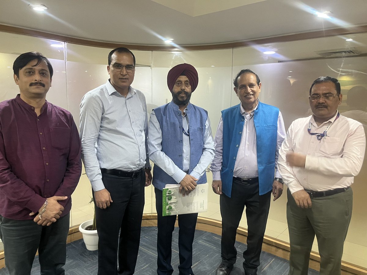 rkmishra011's tweet photo. Sh. Kawaljeet Shawney Ji, Dy. General Manager SBI Delhi LHO has visited our CSC Head office today and discussed with our Banking team for further improvement in the area of Financial Inclusion.
#financialinclusion #CSC #SBICSP https://t.co/0sQWcMFx3S