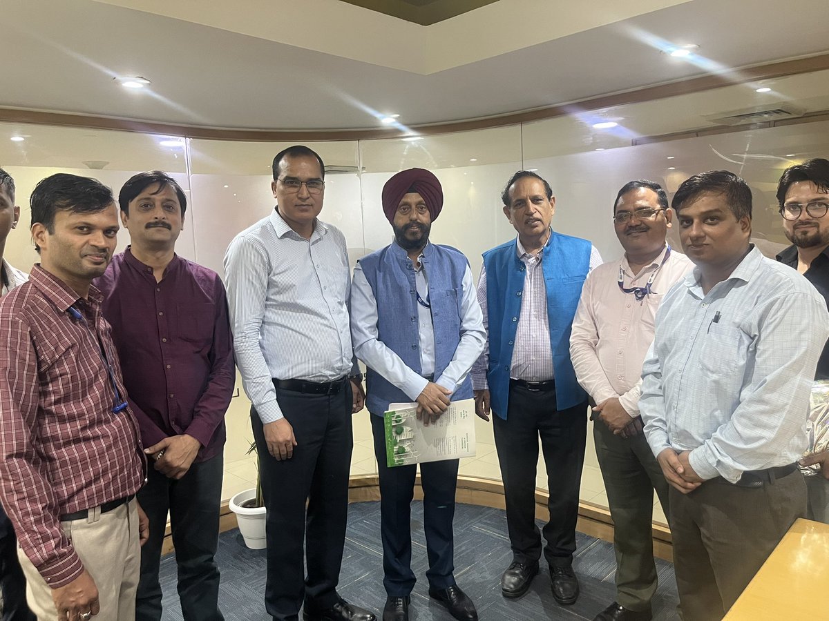 rkmishra011's tweet photo. Sh. Kawaljeet Shawney Ji, Dy. General Manager SBI Delhi LHO has visited our CSC Head office today and discussed with our Banking team for further improvement in the area of Financial Inclusion.
#financialinclusion #CSC #SBICSP https://t.co/0sQWcMFx3S