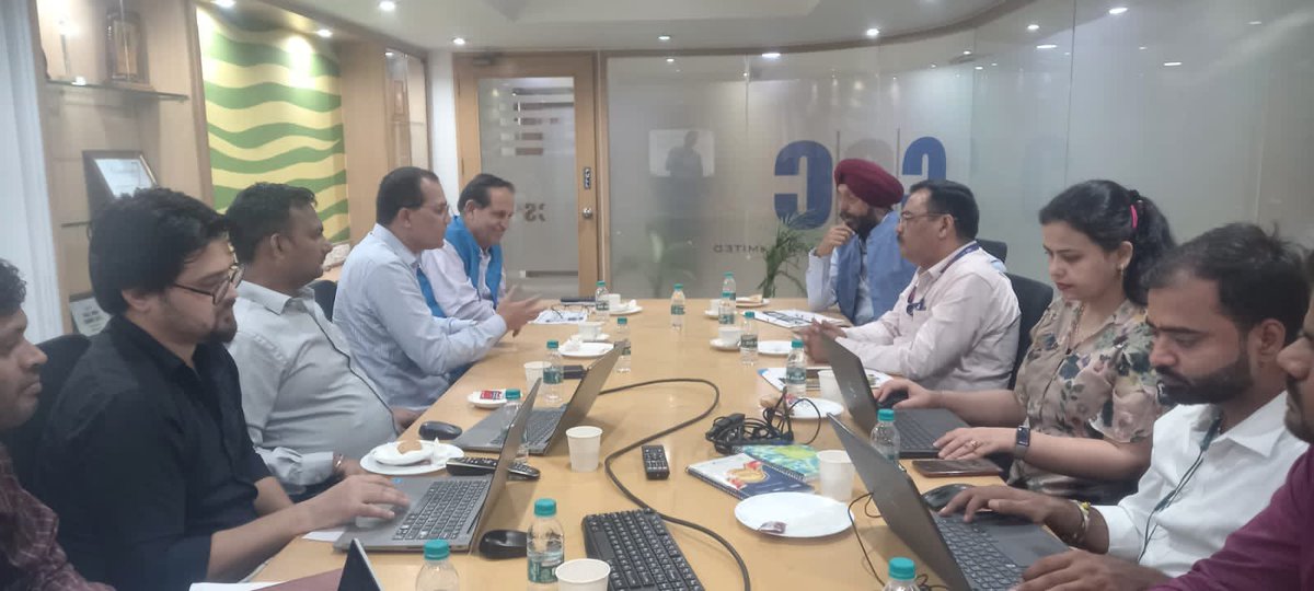 rkmishra011's tweet photo. Sh. Kawaljeet Shawney Ji, Dy. General Manager SBI Delhi LHO has visited our CSC Head office today and discussed with our Banking team for further improvement in the area of Financial Inclusion.
#financialinclusion #CSC #SBICSP https://t.co/0sQWcMFx3S