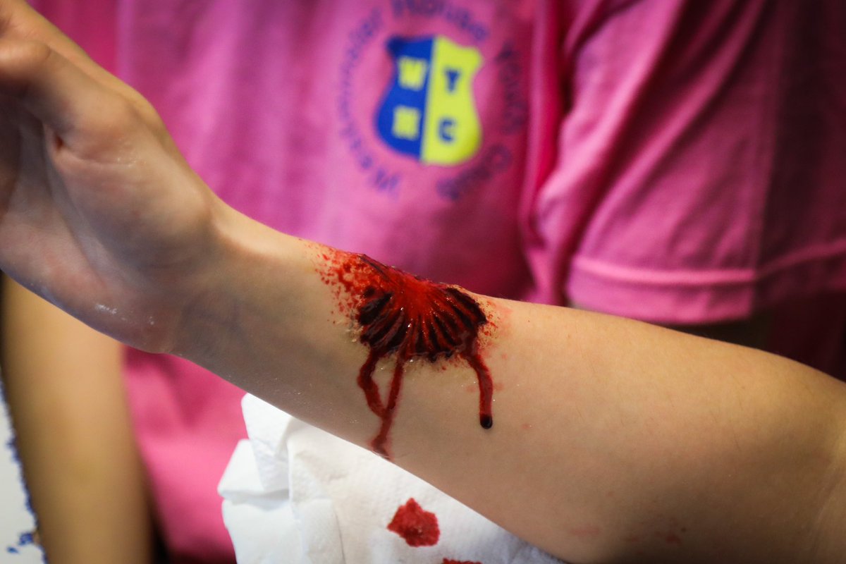 WHYCNunhead's tweet photo. #youngvolunteer Faith excelled herself yesterday with her #SpecialEffects make up! @LondonYouth #CVC #RDAS #youthwork A few shocked parents/carers at home time! Pics by @Quincunxxx https://t.co/HGk8rPtMC7