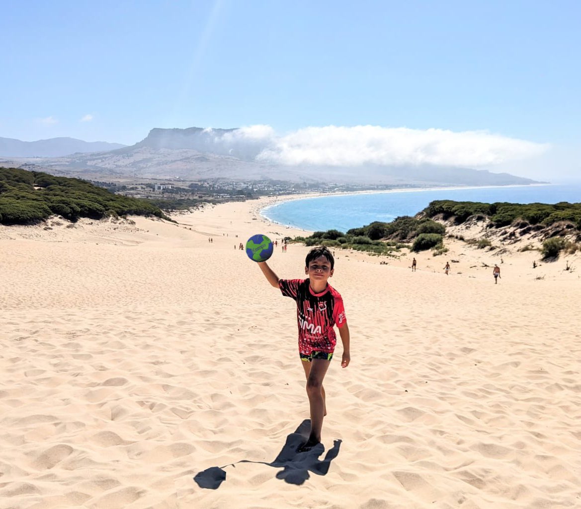 Alexis, como su hermano Mario, también nos manda desde la playa de Bolonia en Cádiz su fotaza del verano. Nos desea que disfrutemos a tope del veranito y que siempre que tengamos ocasión, practiquemos Balonmano como antídoto del calor “En Verano…Balonmano”