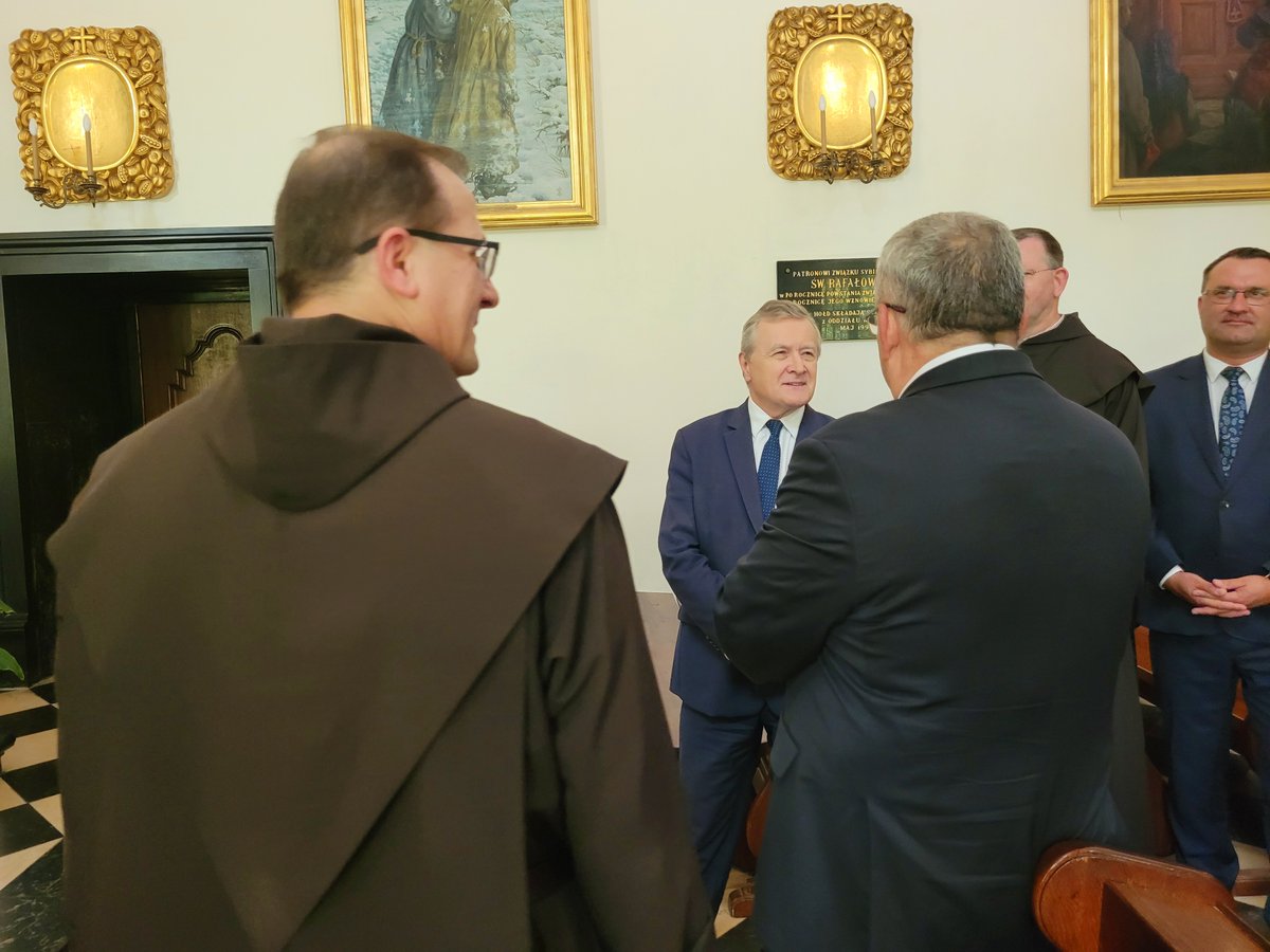 kultura_gov_pl's tweet photo. Minister kultury @PiotrGlinski podczas wizyty w Klasztorze @karmelici_bosi w #Czerna: Mamy w Polsce unikalne budownictwo sakralne, które stanowi ok. 26 % wszystkich zabytków. Ich wartość artystyczna jest niezwykle wysoka, dlatego inwestujemy w ich renowację. Trzeba ratować je przed dewastacją, którą powoduje upływ czasu. Klasztor Karmelitów Bosych w Czernej jest przepięknym założeniem z nietypowym kościołem, który znajduje się w środku całego założenia ze względu na to, że początkowo był przeznaczony tylko dla zakonników. Od początku XIX wieku jest to kościół, który służy wszystkim wiernym.