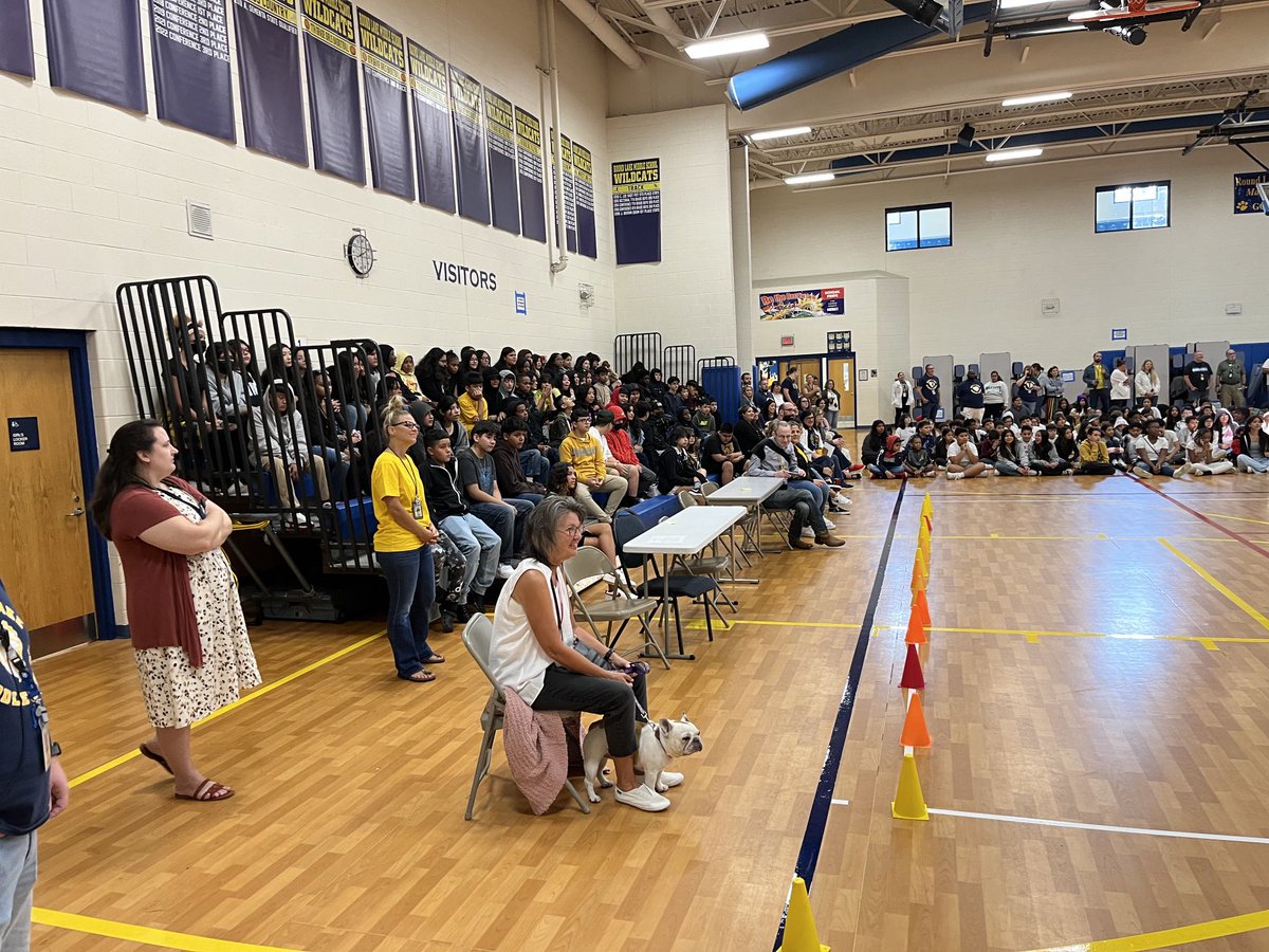 dhiggs_32's tweet photo. A great Welcome Back assembly for students this morning! #RLMSpride ⁦@ROUNDLAKEMIDDLE⁩ ⁦@rlasdistrict116⁩ #KidsDeserveIt https://t.co/vObzslLXBg